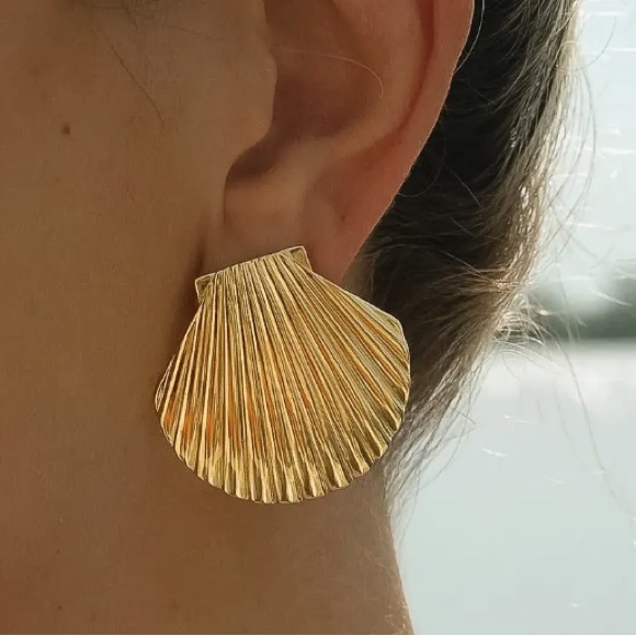 Jewelry - 18k Plated Gold Non-Tarnish Gold Shell Earrings